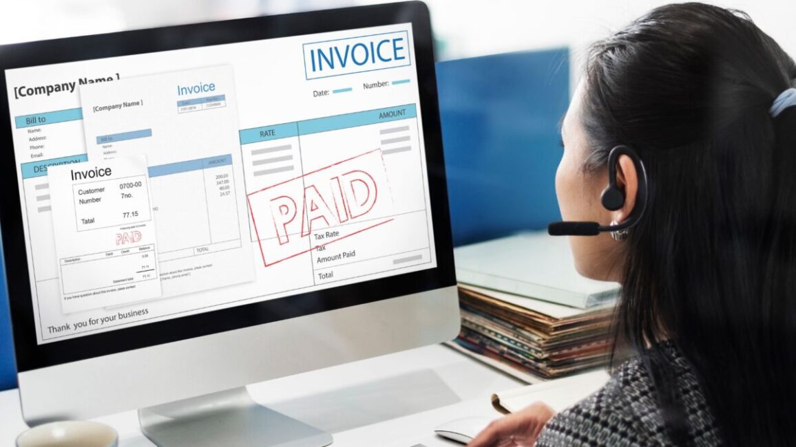 พนักงานกำลังตรวจสอบ Invoice